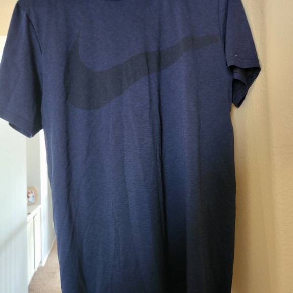 4 Nike shirts - Picture 4 of 5